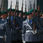 Soldati tedeschi schierati in occasione della visita a Berlino del primo ministro ungherese Peter Magyar, martedì scorso / ANSA