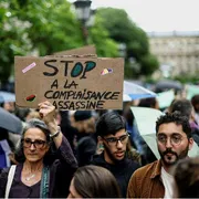 Un momento della manifestazione a Parigi per Lyhanna