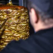 Paghe da fame, telefoni sotto controllo, documenti sequestrati: gli schiavi del kebab e del sushi