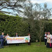 Nei Giardini Vaticani il momento di preghiera attorno all'ulivo piantato da papa Francesco nel 2014 con Shimon Peres e Abu Mazen / AZIONE CATTOLICA ITALIANA