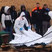 Affogati o bruciati: Il fuoco e l'acqua, così muoiono i migranti