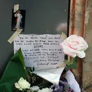 Un messaggio lasciato sulla strada, a Modena