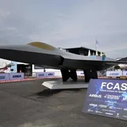 Il prototipo di un aereo con la scritta FCAS