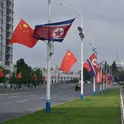 Le bandiere di Cina e Corea del Nord adornano le strade di Pyongyang in occasione della visita del presidente cinese Xi Jinping