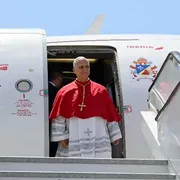 Il volo papale decolla in Spagna con Leone XIV nella cabina del comandante