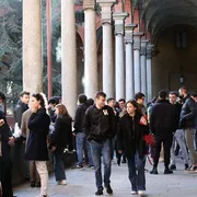 I laureati trovano prima lavoro (ma gli stipendi restano bassi)
