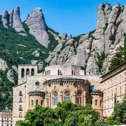 Il Papa a Montserrat. Il vescovo Manuel Nin: «Nei monasteri impariamo a disarmare le mani e il cuore»