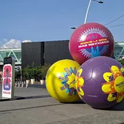 Un'istallazione con giganteschi palloni da calcio colorati e accanto il cartello della Fifa creati in occasione dei Mondiali a Guadalajara, in Messico