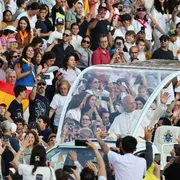 Profitto, femminicidi, egoismo: il Papa a Barcellona indica la “cura” della gratuità