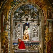 Il Papa all'arrivo a Montserrat