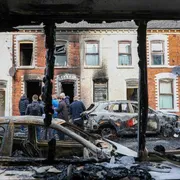L'accoltellamento, la campagna social, i roghi in città: a Belfast si è scatenata la caccia al migrante