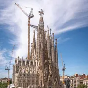 Lo splendore della Sagrada Família e quelle gru che parlano di "imperfetto"