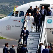 Un'avaria all’aereo papale “ferma” Leone XIV a Tenerife. Il ritorno a Roma con il Falcon del re di Spagna