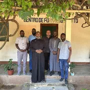 Un gruppo di sacerdoti e imam davanti al centro Ci-Paz, che va avanti da dieci anni
