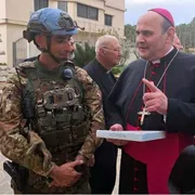 Il nunzio apostolico Paolo Borgia in visita alla comunità di Tiro durante una delle sue missioni: giovedì scorso è tornato nella cittadina del Libano meridionale