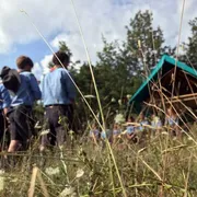 Scout a Messa in un campo