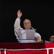Il Papa: «Dio vede le ferite delle guerre e soffre per noi»