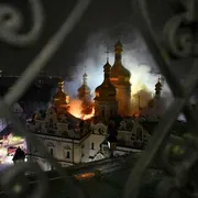 Fuoco sulla Dormizione di Kiev, e la guerra colpisce l’anima di un popolo