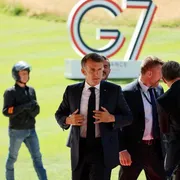 Il presidente Emmanuel Macron al suo arrivo a Evian
