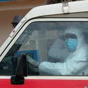 Un medico su un'ambulanza nella Repubblica Democratica del Congo