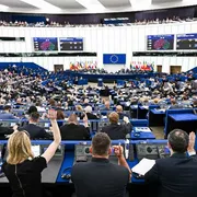 Al Parlamento europeo passa la stretta sui rimpatri: asse tra Ppe e destre.
Meloni esulta: «L'Europa segue l’Italia sul modello Albania»
