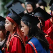 Studentesse tagliano il traguardo delle laure all'Università Renmin di Pechino