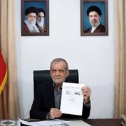 l presidente iraniano Masoud Pezeshkian mostra il documento del Memorandum d'intesa a Teheran