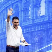 Roberto Vannacci saluta i suoi sostenitori a un comizio