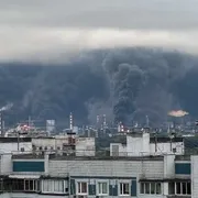 Droni ucraini su Mosca, 16 feriti. A fuoco una raffineria