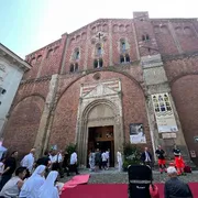 Boom di pellegrini a Pavia. È l'effetto Leone XIV, che oggi visita la città sui passi di sant'Agostino