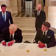 La firma di Trump a Versailles