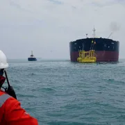 La petroliera Helga ormeggiata in uno dei terminali petroliferi offshore meridionali dell'Iraq, vicino a Bassora, dopo aver attraversato lo Stretto di Hormuz