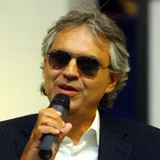 Bocelli premiato per la leadership e la benevolenza insieme a Giulia Lapertosa