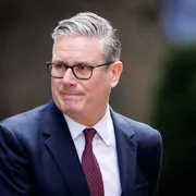 Starmer torna a fare il marito. Ma chi ha detto che la famiglia è il Piano B?