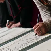 La firma di un documento ecumenico / SICILIANI