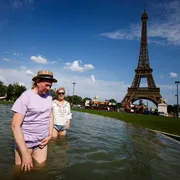 Turisti cercano refrigerio nell'acqua vicino alla Tour Eiffel