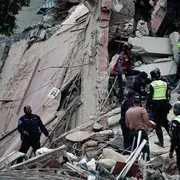 I soccorritori scavano nella macerie a Caracas