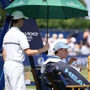 Ombra per Sinner al Giorgio Armani Tennis Classic tournament di Londra, dove il giocatore ha usato anche il giubbotto refrigerante