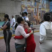 Le persone in strada a Caracas, terrorizzate