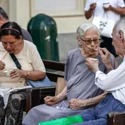 Il caldo, gli anziani e la fraternità che protegge