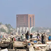 Decine di persone scavano tra le macerie a La Guaira, una delle località più colpite
