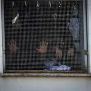 Dietro le sbarre a 40 gradi, senza frigoriferi né ventilatori: le carceri sono una polveriera