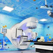 La sala di radioterapia oncologica dell'ospedale di Salerno tutta dipinta in azzurro e con delfini che nuotano sulle pareti / Ospedali dipinti