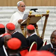 Il Papa chiude il Concistoro: Dio desidera le pace per tutti i popoli