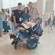 La famiglia Sciarretta con Noemi in carrozzina davanti alla mostra dei suoi quadri a ExpoAid a Rimini / foto Riccardi