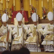 Il 30 giugno 1988, a Écône (Svizzera), l'arcivescovo tradizionalista Marcel Lefebvre consacra quattro vescovi senza il mandato pontificio, incorrendo nella scomunica. Questo atto rischia di ripetersi domani / SICILIANI