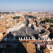 Una veduta di piazza San Pietro dalla cupola della Basilica vaticana