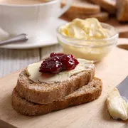 Il sapore della colazione comune: quando il pane e la marmellata profumano di dignità
