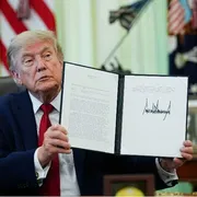 Donald Trump mostra uno dei suoi ordini esecutivi / REUTERS