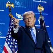 Donald Trump mostra uno dei suoi ordini esecutivi / REUTERS